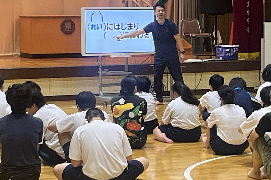 You are currently viewing 東京・都立墨田特別支援学校の武道授業において礼法の研究授業が行われました