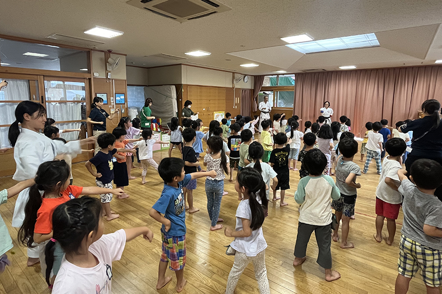 You are currently viewing 東京・新宿区立四谷こども園で空手道の体験授業を実施