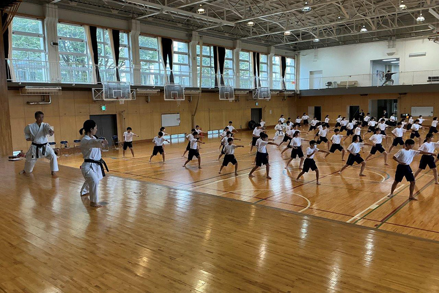 You are currently viewing 東京・都立三鷹中等教育学校で空手道の体験授業を実施